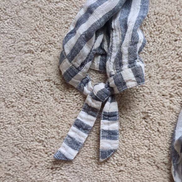 Abercrombie & Fitch Blue and White Striped Button Down Shirt - Picture 4 of 9